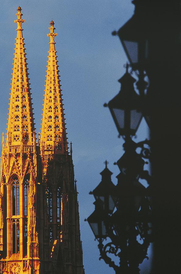 Bild von den zwei höchsten Türmen der Votivkirche.