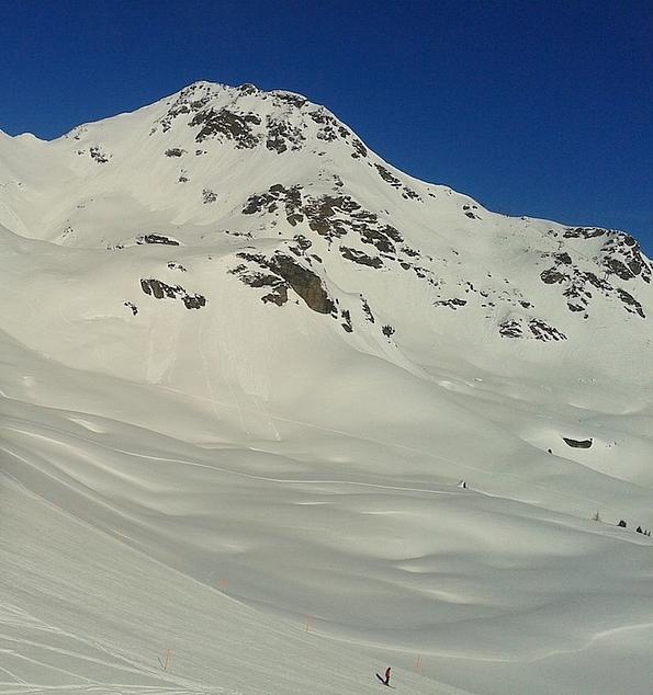 Skiregion Obertauern, tiefverschneite Berghänge mit blitzblauem Himmel