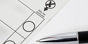 Wahlzettel mit Kugelschreiber