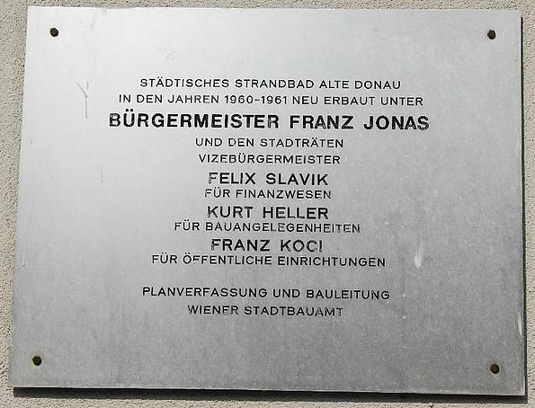 Silberne Gedenktafel zur Erbauung des städtischen Strandbads unter Bürgermeister Franz Jonas