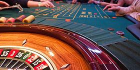 Roulette Tisch in eienm Casino, mehrere Spieler setzen Ihre Chips