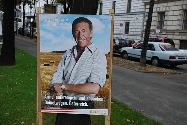 Wahlplakat BZÖ-NRW08- Jörg Haider krempelt sich die Ärmel hoch, Hintergrund Getreidefeld mit Wahlspruch