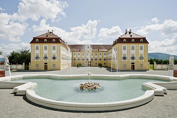 Schlosshof vom Neptunbrunnen gesehen