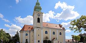 Maria Elend-Kirche in Leopoldau bei strahlend blauem Himmel.