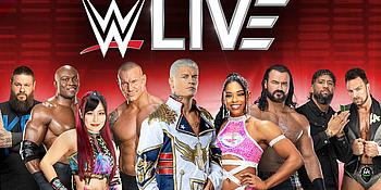 WWE-Stars aufgereiht für ein Promobild, darüber der Schriftzug "WWE Live"