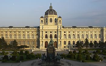 Vordere Außenfassade des Kunsthistorischen Museums in Wien durch Sonnenlicht beleuchtet