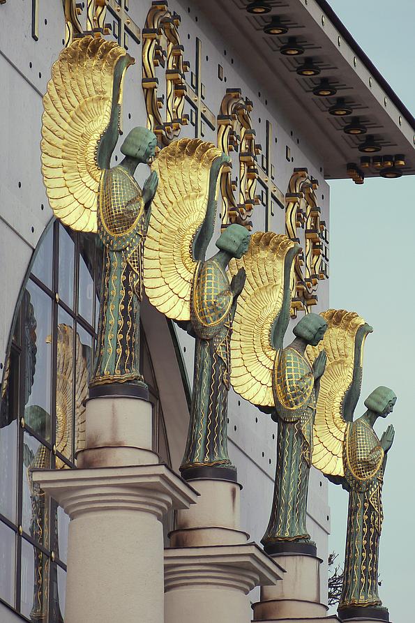Engel über dem Eingang der Otto Wagner Kirche.