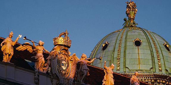 Hofburg: Leopoldinischer Trakt, Blick auf die Michaelerkuppel, Balustrade mit Engerln