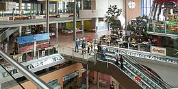 Bild von überdachtem Meiselmarkt: oben Shoppingcenter, unten Markt mit Gemüse und Co.