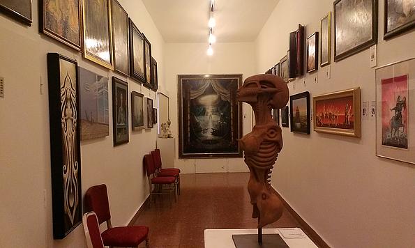 Ausstellungsraum mit einer großen Skulptur im Zentrum