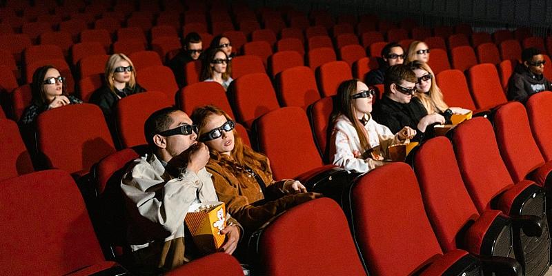 Menschen sitzen im Kino und sehen sich einen Film an