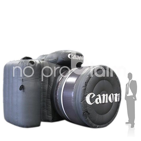 übergroße aufgeblasene Canon Kamera