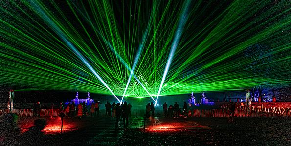 Lasershow, davor Zuschauer