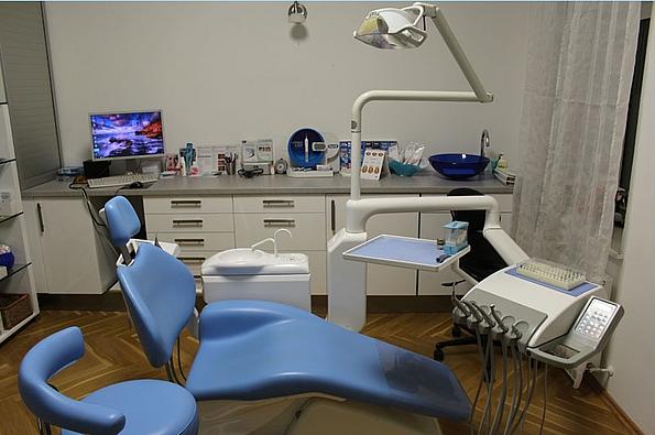 Zahnarztpraxis mit Zahnarztstuhl