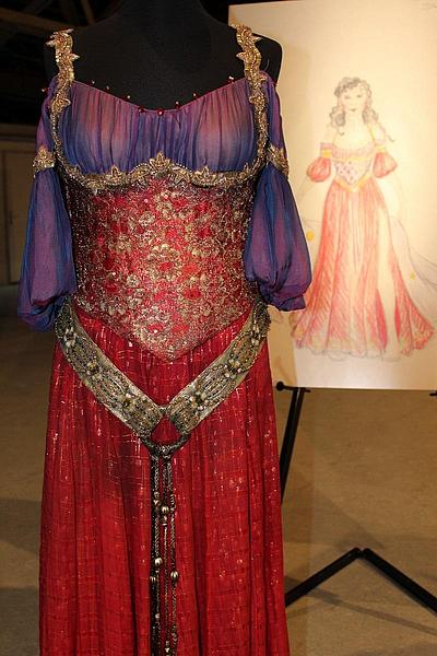 Glöckner von Notre Dame Musical Ronacher: Kostüm Esmeralda, Kleid in rot und violett mit Pailletten