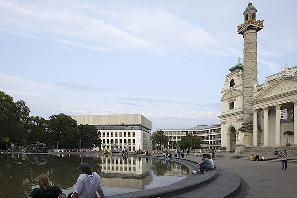 Bild des Resselparks mit dem Wien Museum im Hintergrund