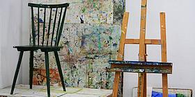 Abbildung mit Stuhl, Leinwand und Halterung