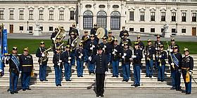 Die Musiker der Wiener k u k Regimentskapelle IR4 vor dem Schloss Belvedere in wien