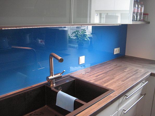 Wand hinter Abwasch in Küche mit blauem Glas