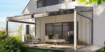 Terrassenüberdachung aus grünem Metall mit Obermaterial und Seitenteilen aus Glas.