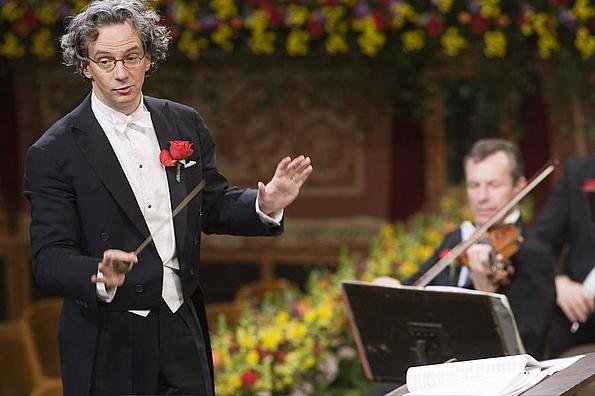 Fabio Luisi, italienischer Dirigent und Chefdirigent der Wiener Symphoniker von 2005-2012 am Dirigentenpult beim Dirigieren
