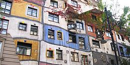 Die farbenprächtige Fassade des Hundertwasserhauses.