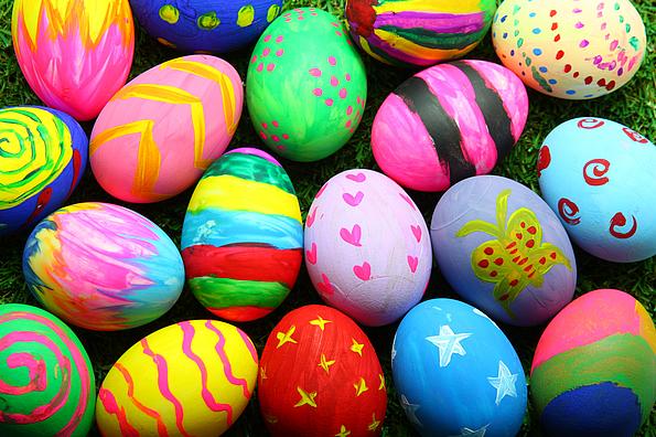 Vielzahl an kunterbunten selbstbemalten Eiern für das Osterfest