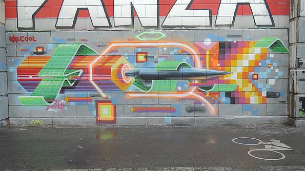 Graffiti am Donaukanal: Eine Rakete in bunten Farben