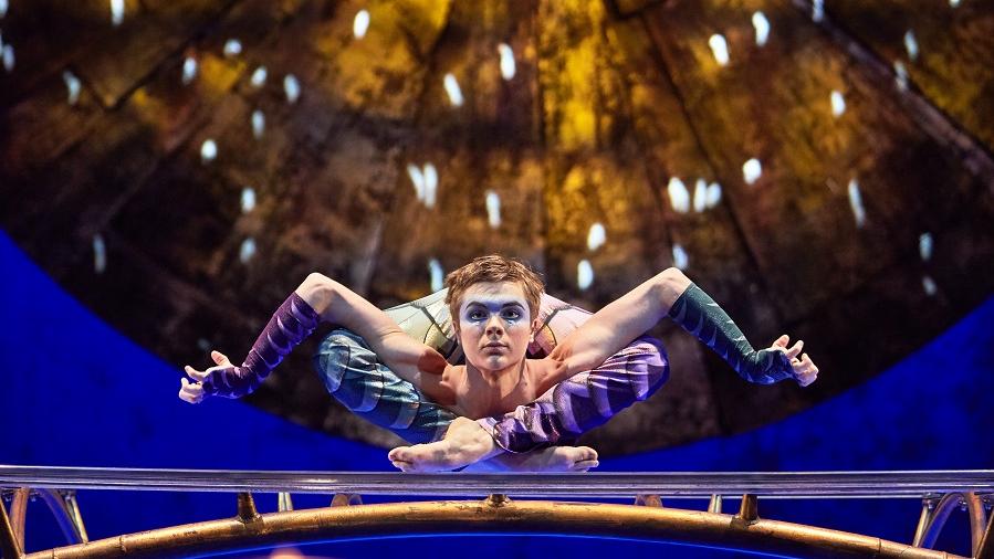 Cirque du Soleil Artist auf der Bühne