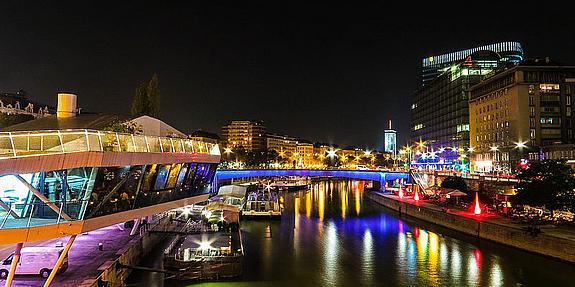 Blick von der Schwedenbrücke auf den Donaukanal bei Nacht
