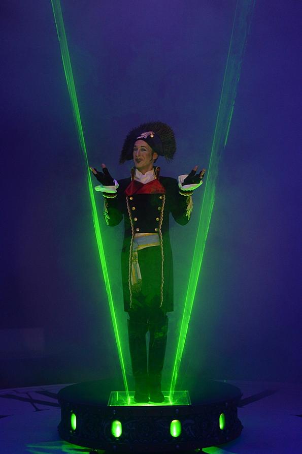 Ein Zauberer in Commandant-Uniform zwischen Laserlicht