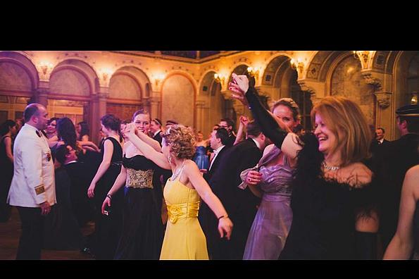 Tanzende Gesellschaft, im Vordergrund Frau im gelben Kleid