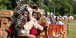 Menschen sind als Römer verkleidet beim Römerfest in Carnuntum