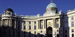 Hofburg Wien: Michaelertrakt vom Michaelerplatz aus gesehen