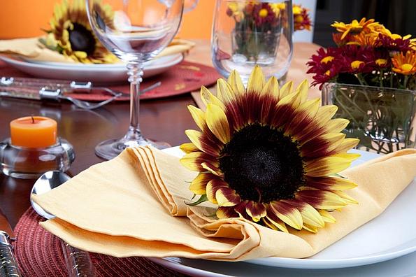Tischgedeck mit Blumen
