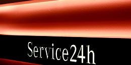 Service 24h weiße Schrift auf rot gestreiften Hintergrund