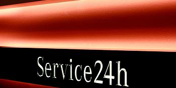 Service 24h weiße Schrift auf rot gestreiften Hintergrund
