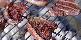 Steaks und Fleisch auf dem Grill
