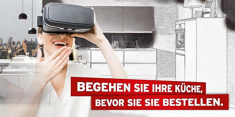 Frau mit VR-Brille bestaunt ihre neue Küche in Virtual Reality