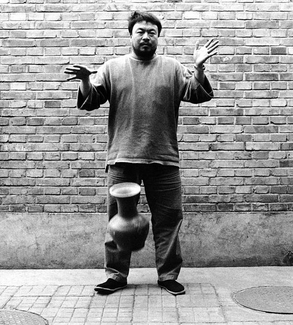 Künstler Ai Weiwei lässt Vase fallen