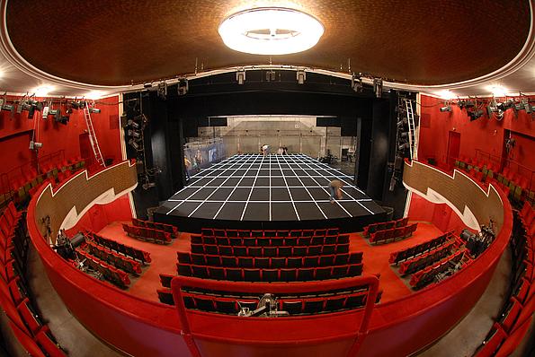 Panoramaansicht des Zuschauerraums im Akademietheater Wien