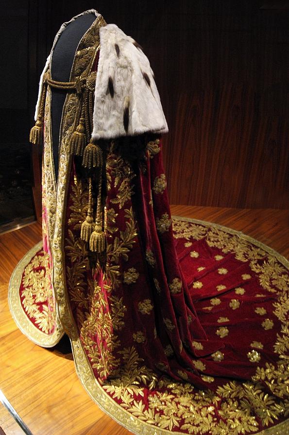 Prachtvoller Umhang aus Hermelin und rotem, sowie weißem Samt, bestickt mit Gold und Pailetten.