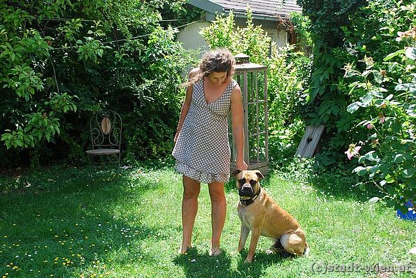 Dana Weinmann mit Hund im Garten