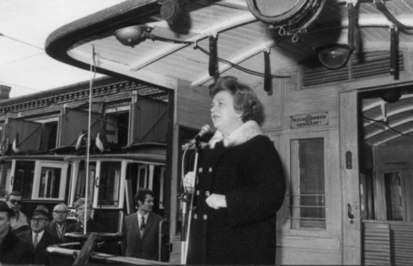 Schwarz-weiß Bild von einer Frau, die ins Mikrofon spricht
