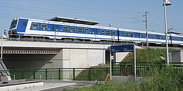 Bild von S-Bahn-Linie 2, über eine Brücke fährt. Der Zug befindet sich in Obersdorf und geht in Richtung Wolkersdorf.