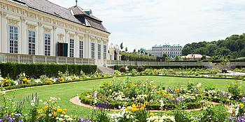 Links das Untere Belvedere neben dem Kammergarten im Hintergrund das Obere Belvedere