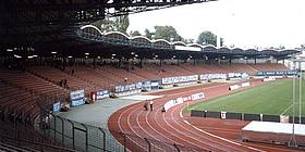 Das Linzer Gugl Stadion mit Blick auf Tribüne und Laufbahn rund um das Fußballfeld.
