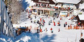Blick von der Piste auf Skihütte am Annaberg