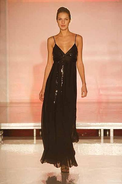 Model in schwarzem enganliegenden Kleid