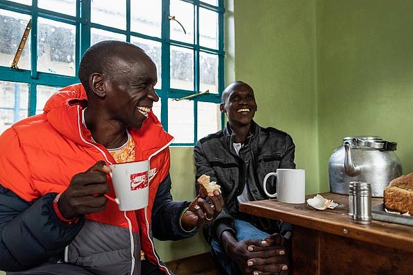 Kipchoge mit einer Tasse im Camp in Kenia